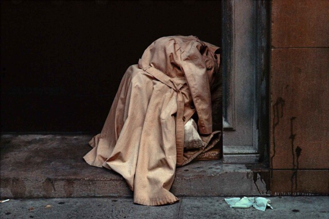 1984, Нью-Йорк, бомж под плащом. Фотограф Франк Хорват