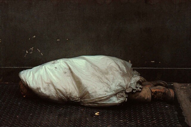 1984, Нью-Йорк, бомж, под клеенкой. Фотограф Франк Хорват