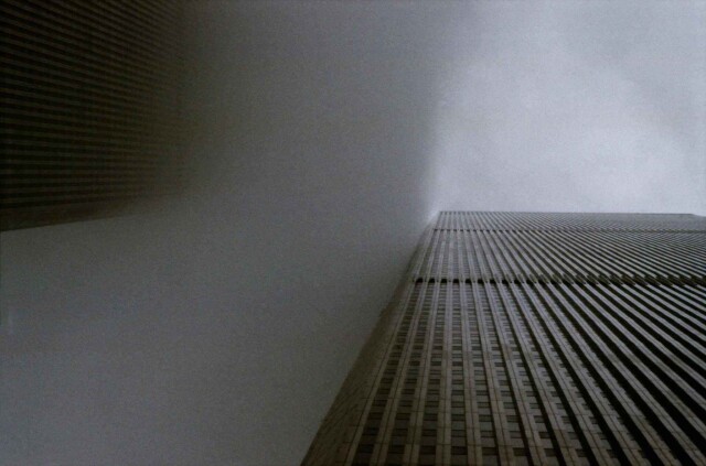 1984, Нью-Йорк, Всемирные торговые башни в облаке. Фотограф Франк Хорват