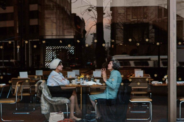 1984, Нью-Йорк, женщина в столовой. Фотограф Франк Хорват