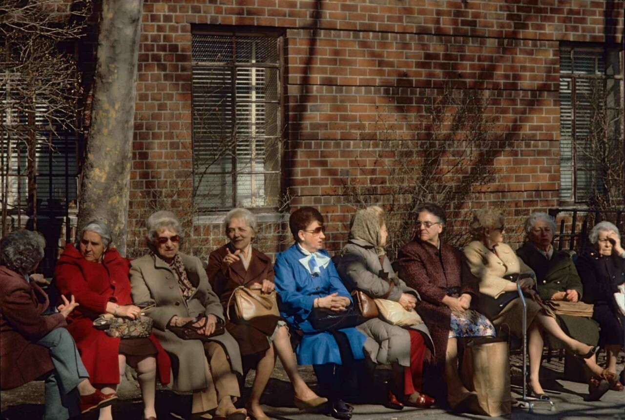 1984, Нью-Йорк, старушки на солнышке. Фотограф Франк Хорват