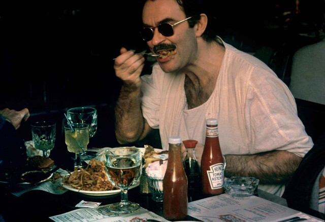 1985, Нью-Йорк, мужчина ест. Фотограф Франк Хорват