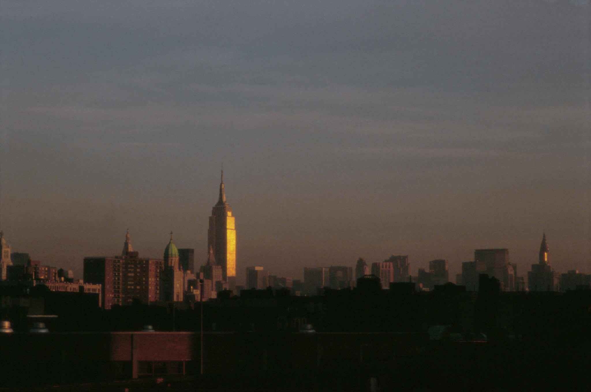 1986 год, Нью-Йорк, горизонт с Крайслер-билдинг, вид из Мидтауна ранним утром. Фотограф Франк Хорват