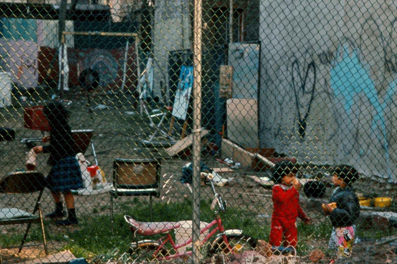 1986 год, Нью-Йорк, детская площадка и мусор. Фотограф Франк Хорват