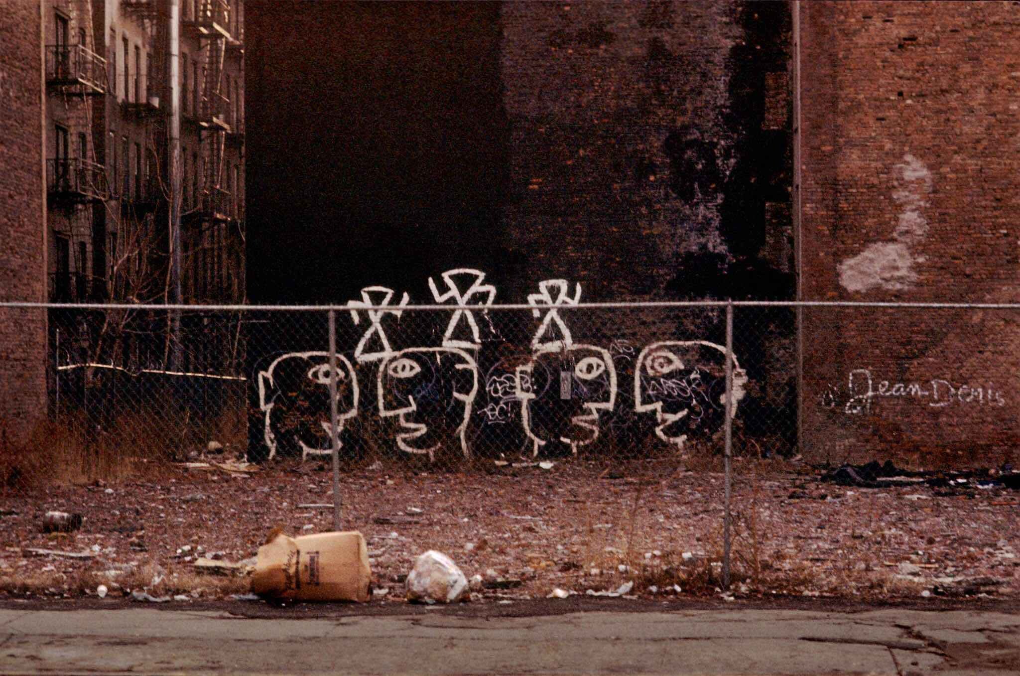 1986 год, Нью-Йорк, пустырь и граффити. Фотограф Франк Хорват