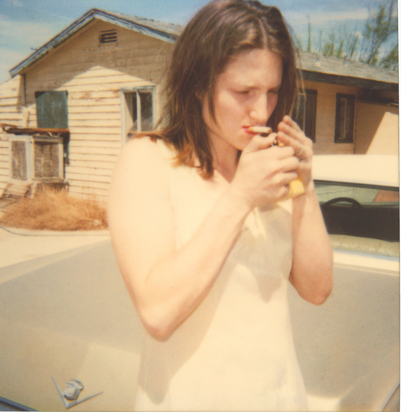 Кирстен закуривает сигарету, 2 Mile Road (29 Palms, Калифорния), 1999 г., полароид. Фотограф Стефани Шнайдер