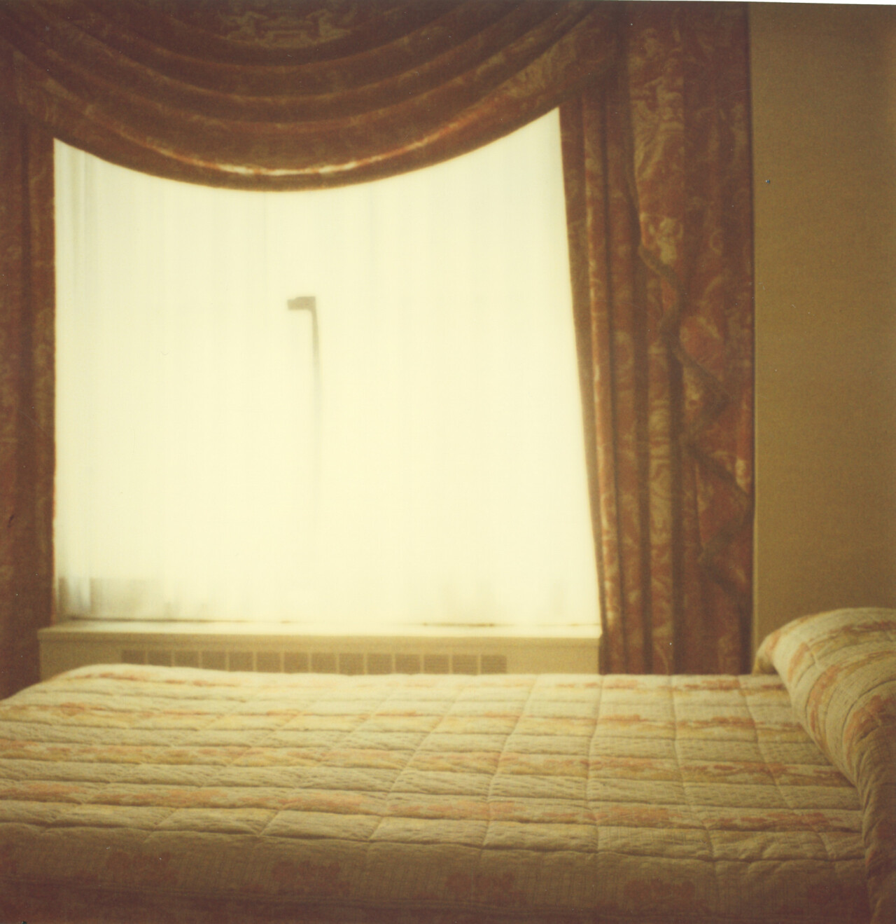 Комната № 503, II (Странная любовь), 2005 г., полароид. Фотограф Стефани Шнайдер
