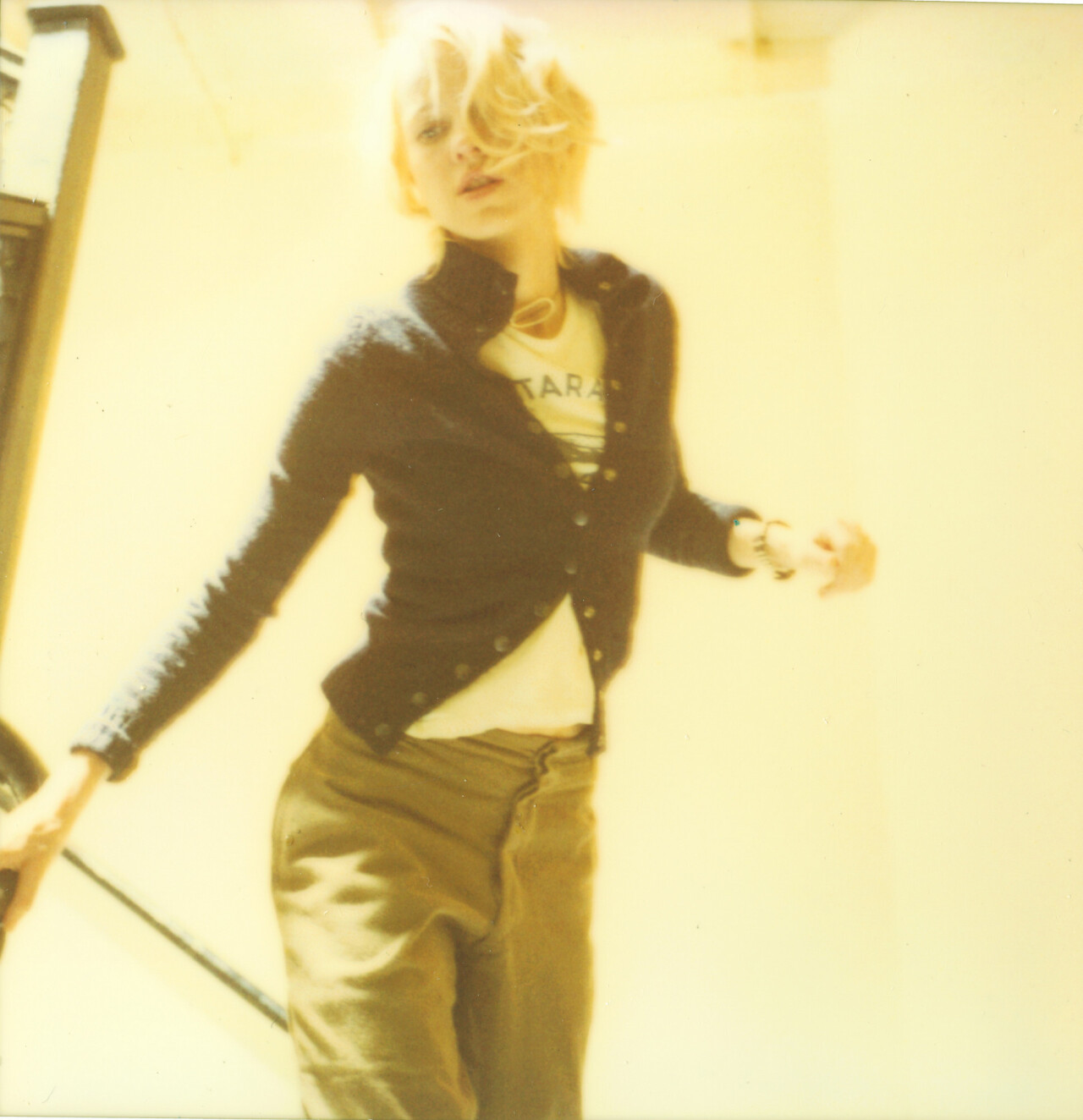 Лила бежит по лестнице (Stay) с Наоми Уоттс в главной роли, 2005 г., полароид. Фотограф Стефани Шнайдер