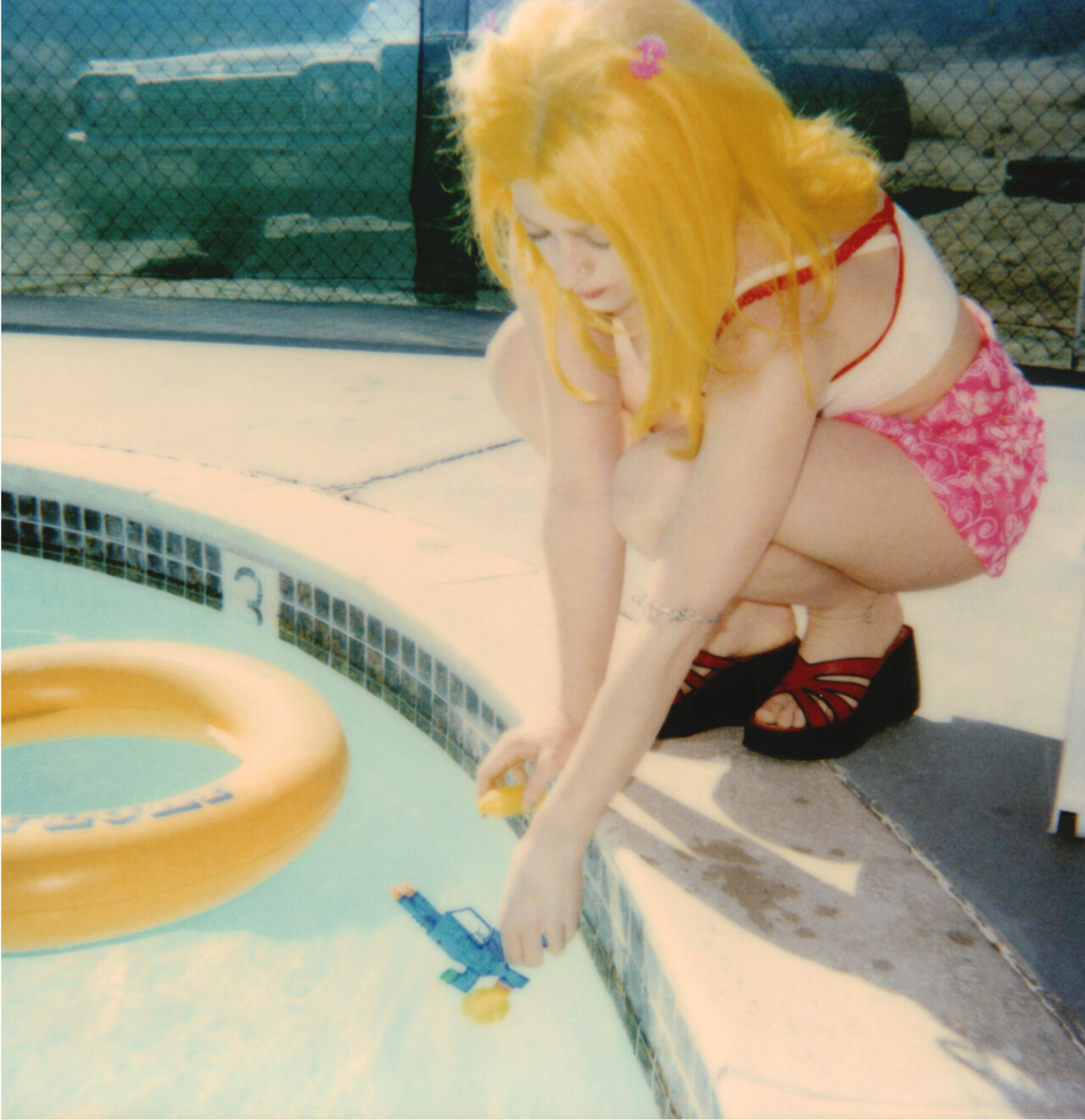 Макс у бассейна (29 Palms, Калифорния), 1999 г., полароид. Фотограф Стефани Шнайдер