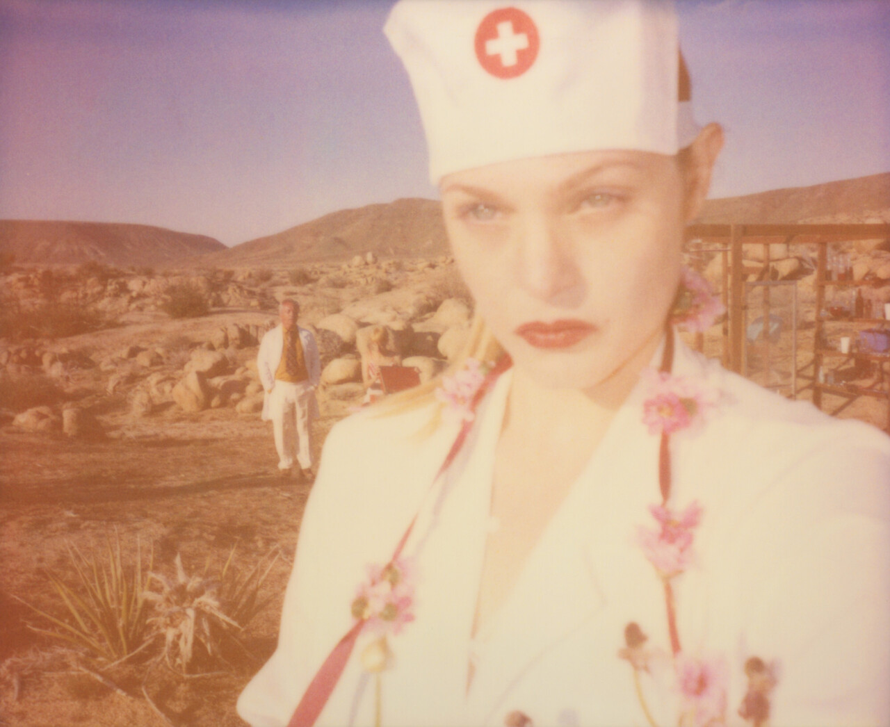 Медсестра (Heathers Dream) из фильма «Девушка за белым частоколом» , 2013 г., полароид. Фотограф Стефани Шнайдер
