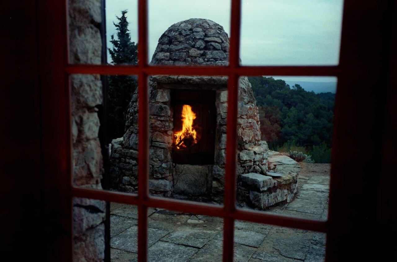 Котиньяк, Франция, колодец с отражением камина, проект «Ежедневный отчет», январь, 1999 год. Фотограф Франк Хорват