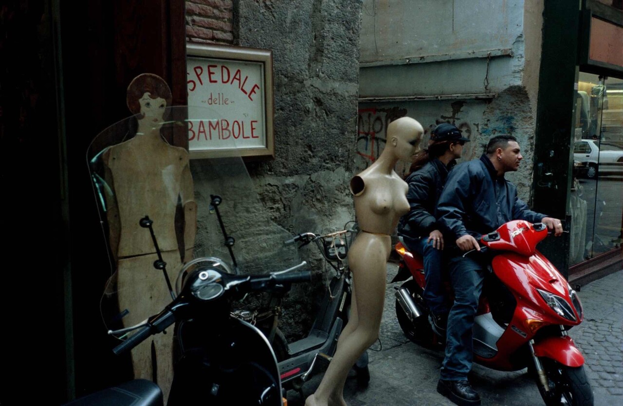 Проект «Ежедневный отчет», Неаполь, Италия, уличная сцена, март, 1999 год. Фотограф Франк Хорват