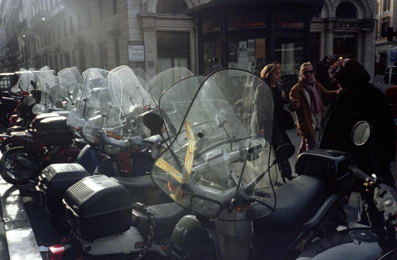 Проект «Ежедневный отчет», Рим, стоянка для мотоциклов, март, 1999 год. Фотограф Франк Хорват