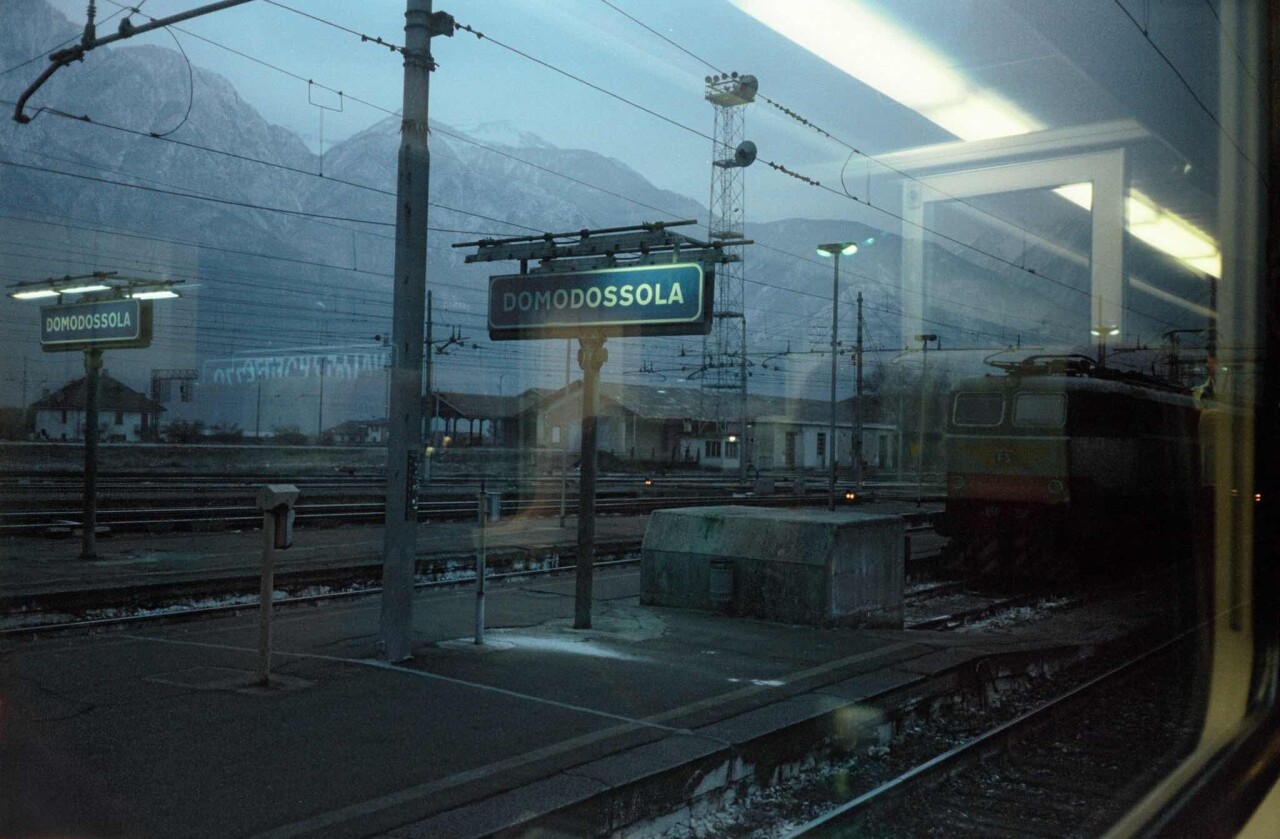 Проект «Ежедневный отчет», в поезде, направляющемся в Италию, март, 1999 год. Фотограф Франк Хорват