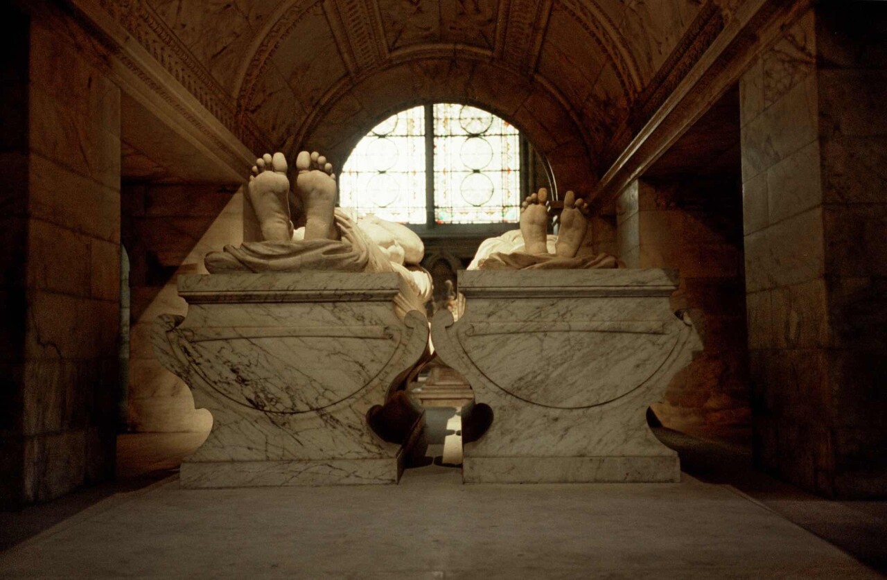 Проект «Ежедневный отчет», Сен-Дени, Франция, Великаны (царские гробницы) в базилике, март, 1999 год. Фотограф Франк Хорват