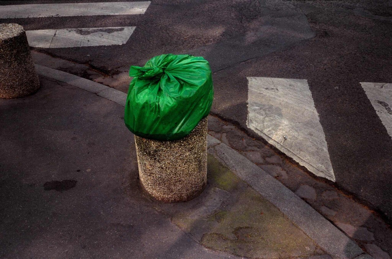 Проект «Ежедневный отчет», Франция, мешок для мусора, апрель, 1999 год. Фотограф Франк Хорват