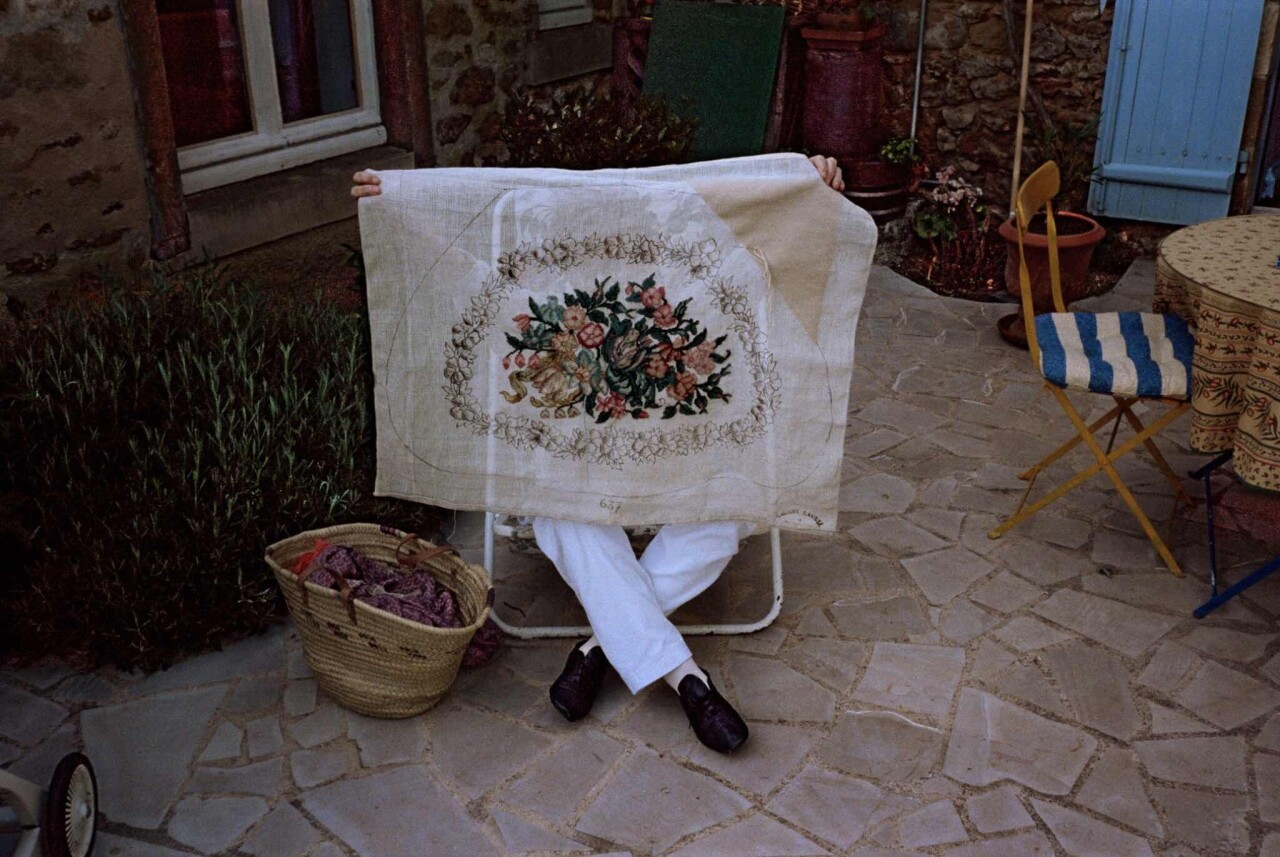 Проект «Ежедневный отчет», Дюне, Франция, Вероник за своим гобеленом, май, 1999 год. Фотограф Франк Хорват