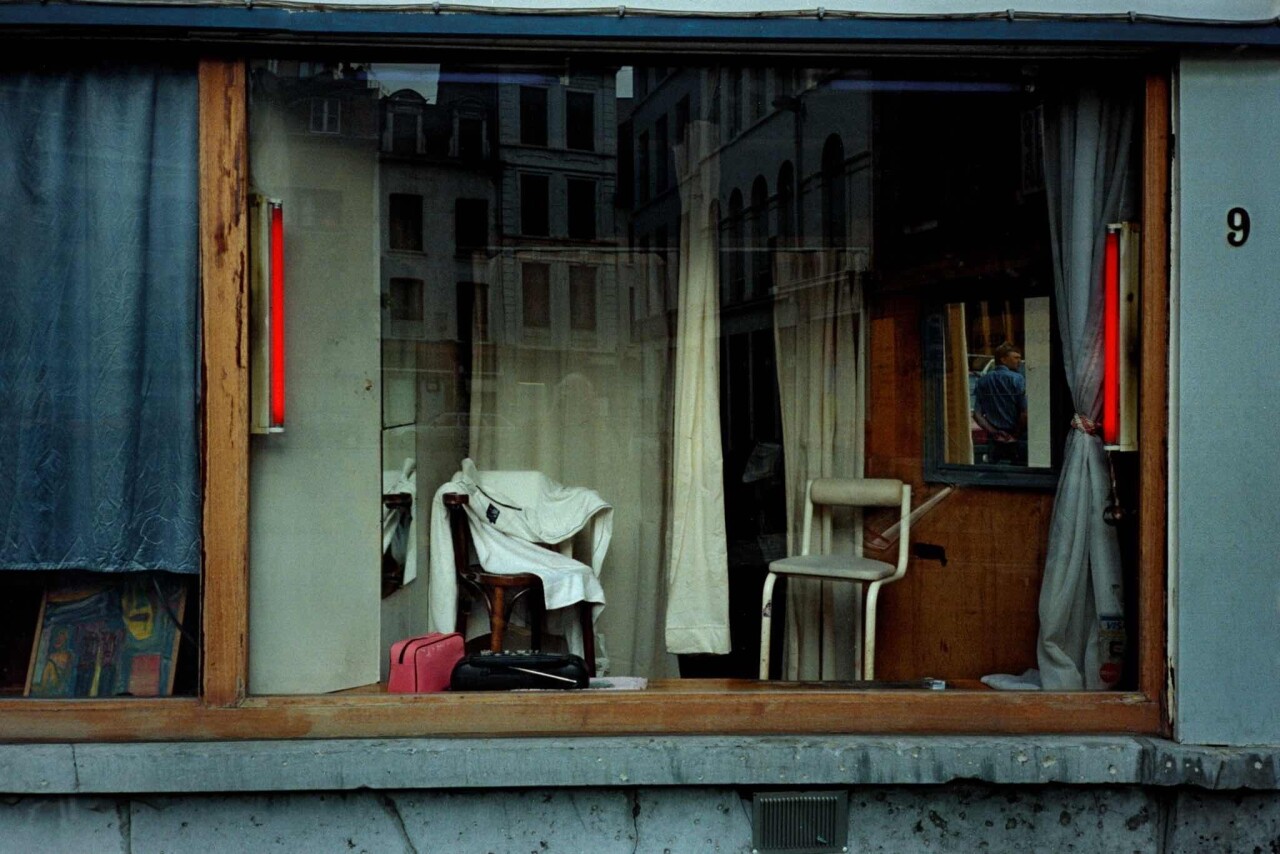 Проект «Ежедневный отчет», Антверпен, Бельгия, витрина проститутки, май, 1999 год. Фотограф Франк Хорват