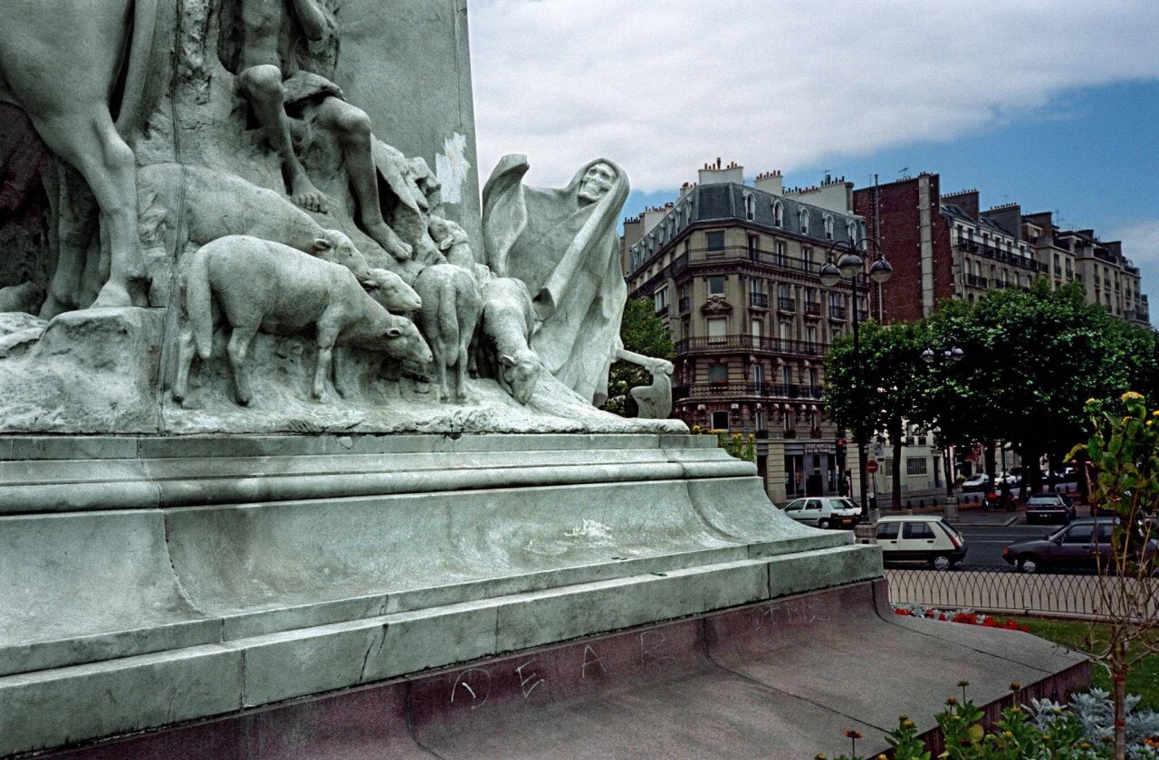 Проект «Ежедневный отчет», Париж, памятник Пастеру, недалеко от дома Эдуарда Буба, июнь, 1999 год. Фотограф Франк Хорват
