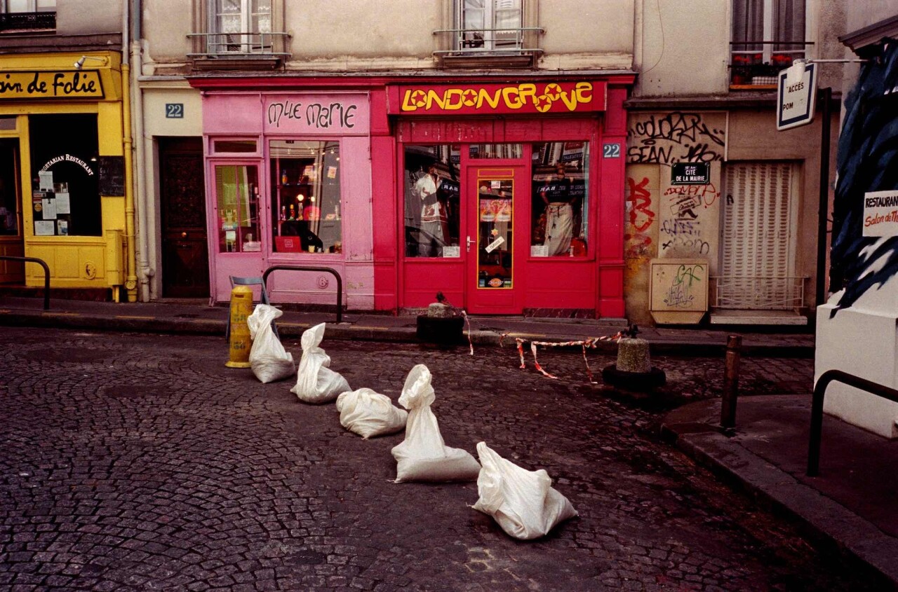 Проект «Ежедневный отчет», Париж, улица на Монмартре, июнь, 1999 год. Фотограф Франк Хорват