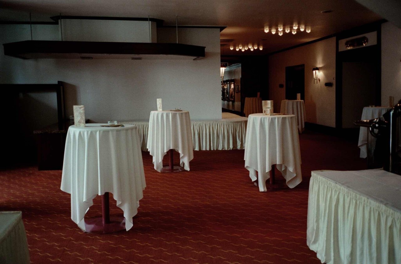 Проект «Ежедневный отчет», Киль, Германия, гостиничный зал, июль, 1999 год. Фотограф Франк Хорват