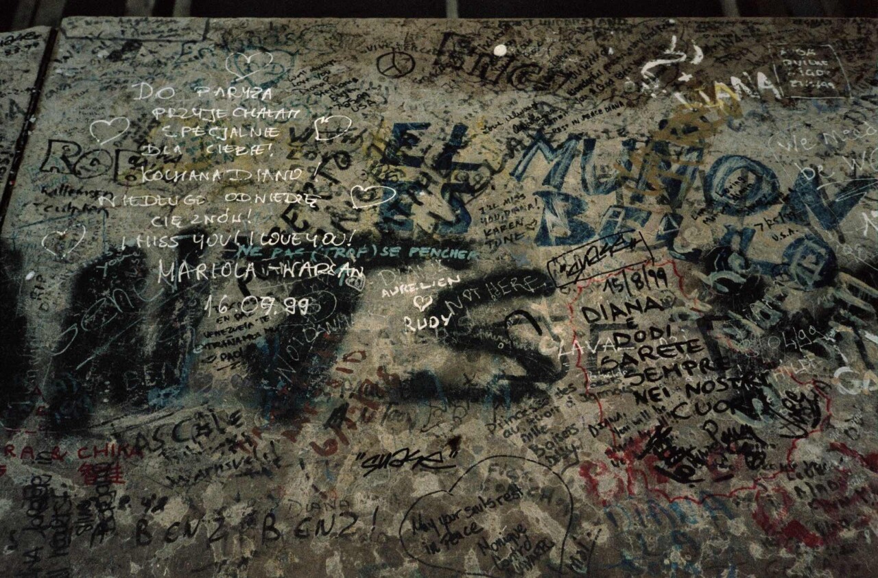 Проект «Ежедневный отчет», Париж, площадь Альма, мемориал принцессы Дианы, август, 1999 год. Фотограф Франк Хорват