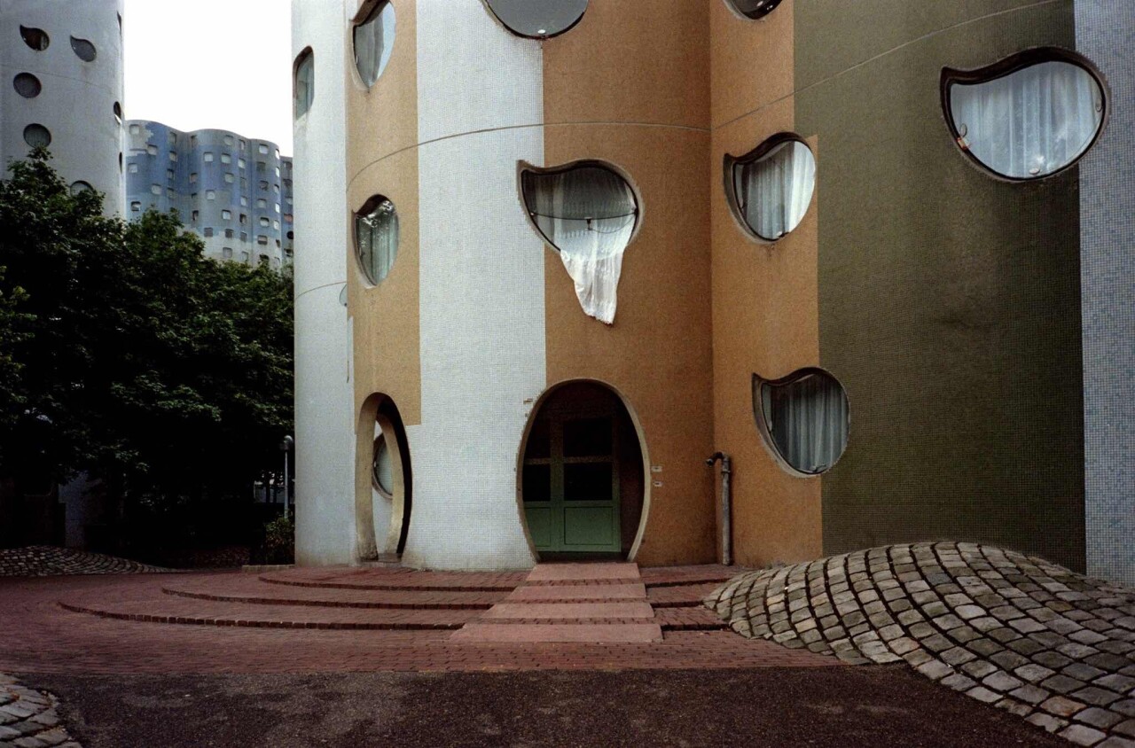 Проект «Ежедневный отчет», Пюто, Франция, здание облака, август, 1999 год. Фотограф Франк Хорват