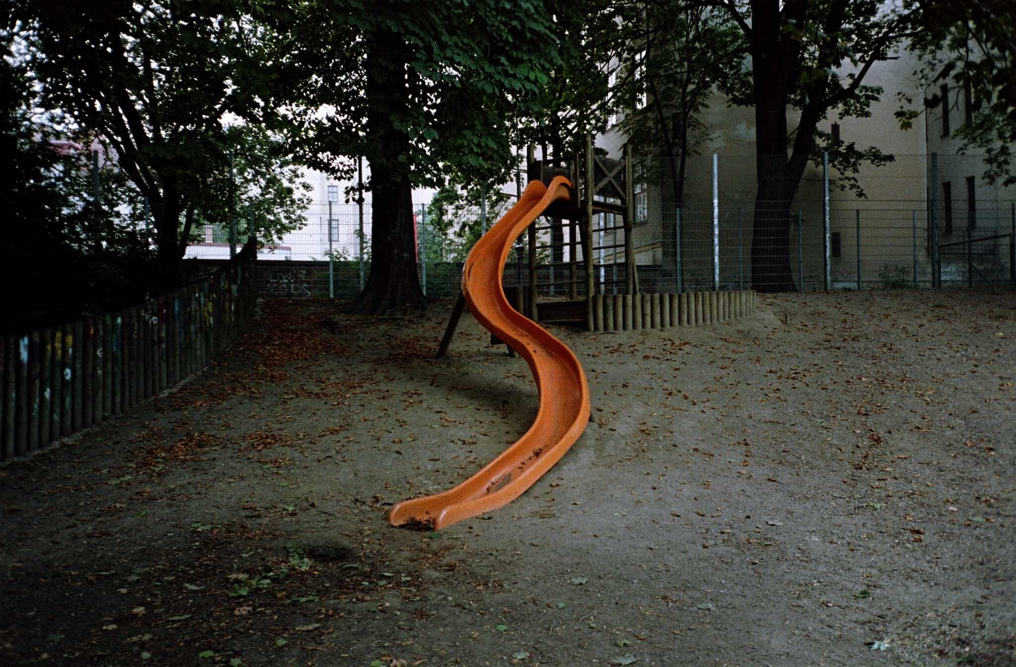 Проект «Ежедневный отчет», Вена, горка в общественном саду, сентябрь, 1999 год. Фотограф Франк Хорват