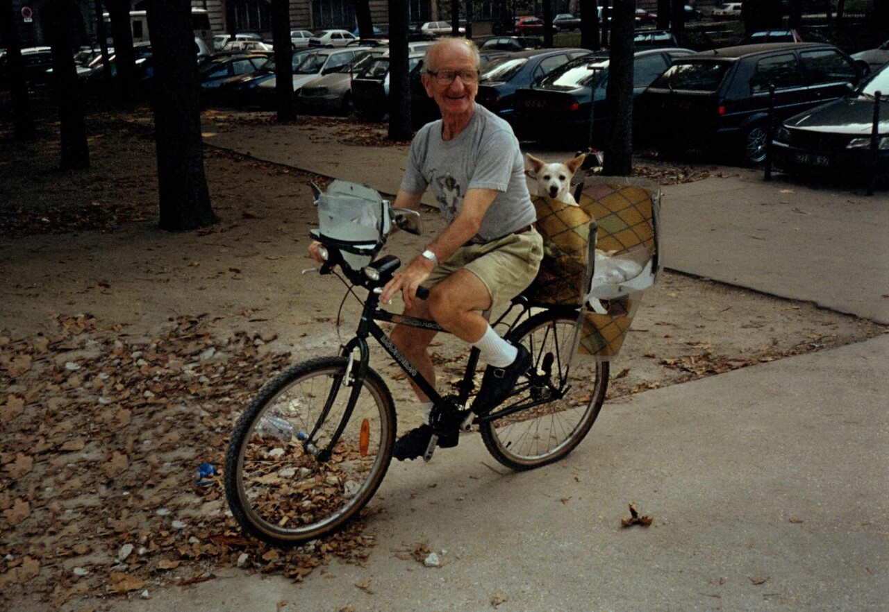 Проект «Ежедневный отчет», Париж, Елисейские поля, велосипедист и его собака, сентябрь, 1999 год. Фотограф Франк Хорват