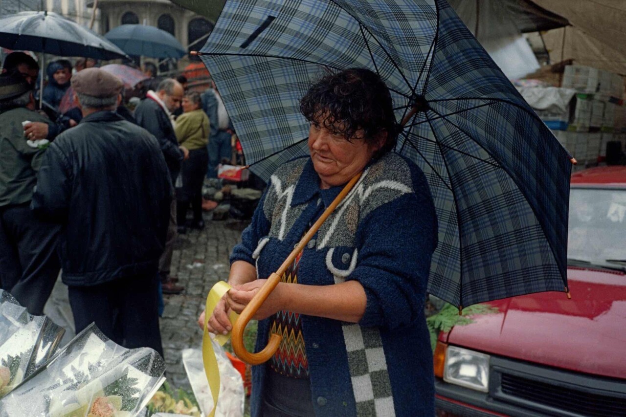 Проект «Ежедневный отчет», Порту, Португалия, женщина с зонтиком, октябрь, 1999 год. Фотограф Франк Хорват