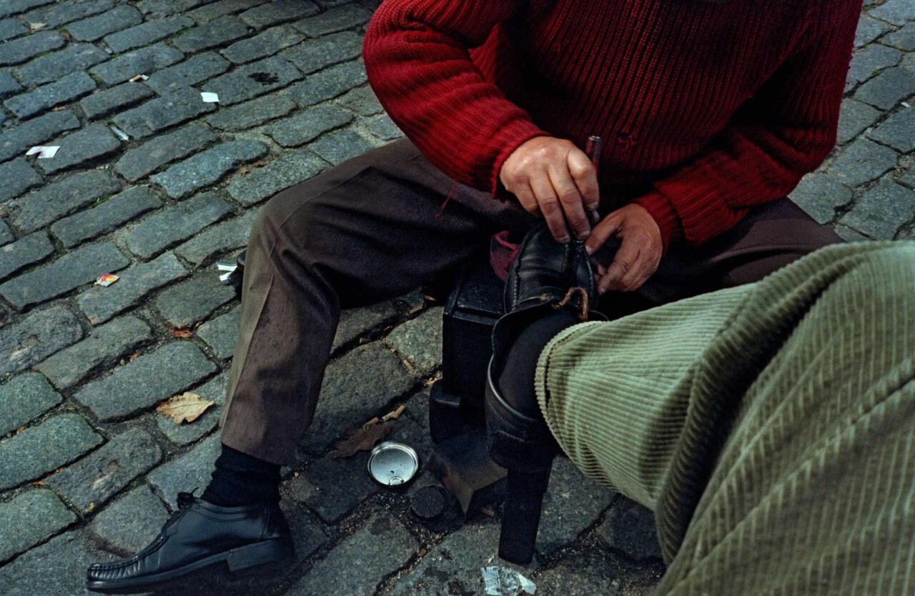 Проект Ежедневный отчет, Порту, Португалия, чистка обуви, октябрь, 1999 год. Фотограф Франк Хорват