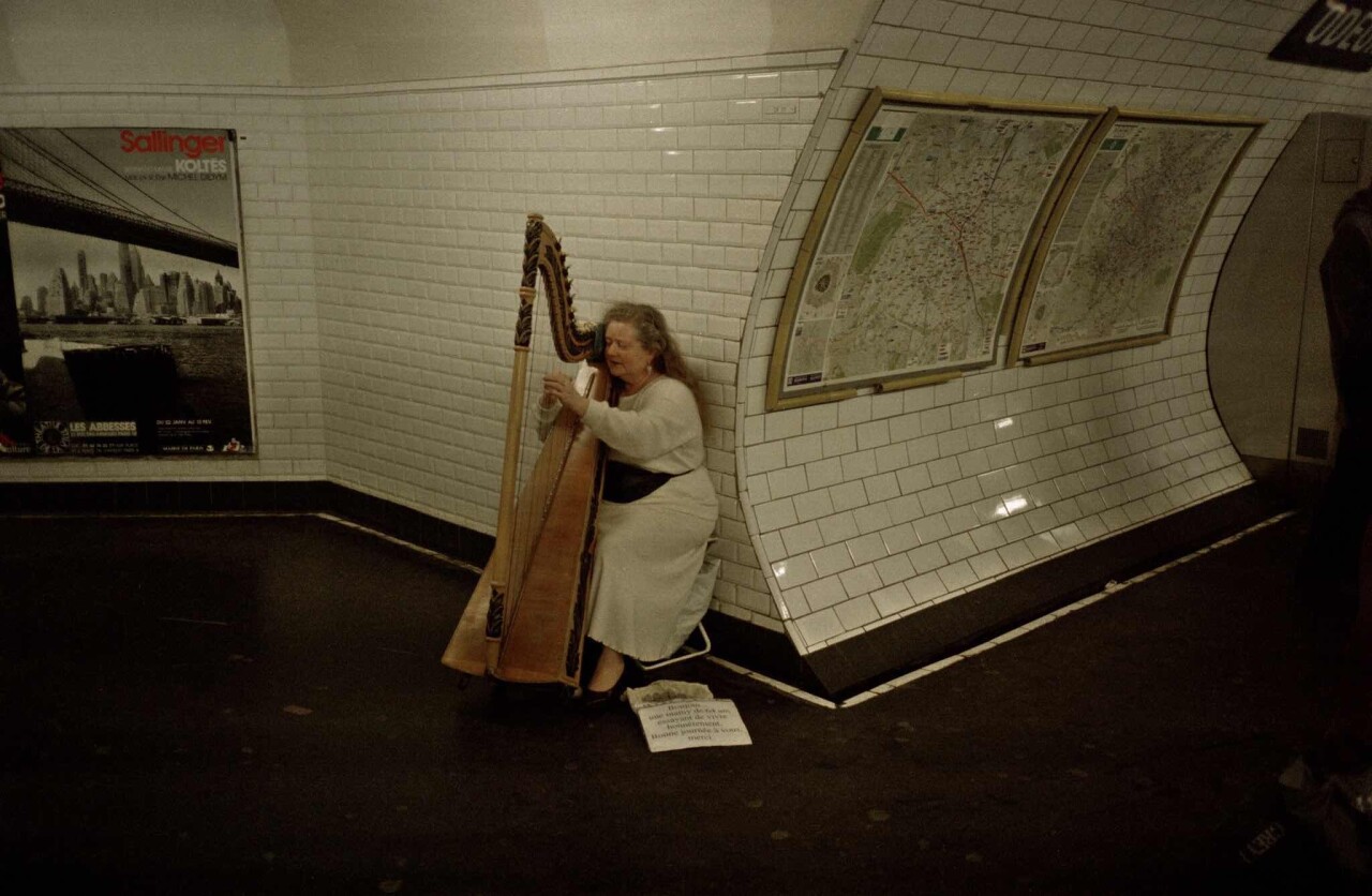 Проект «Ежедневный отчет», Париж, музыкант в метро, октябрь, 1999 год. Фотограф Франк Хорват
