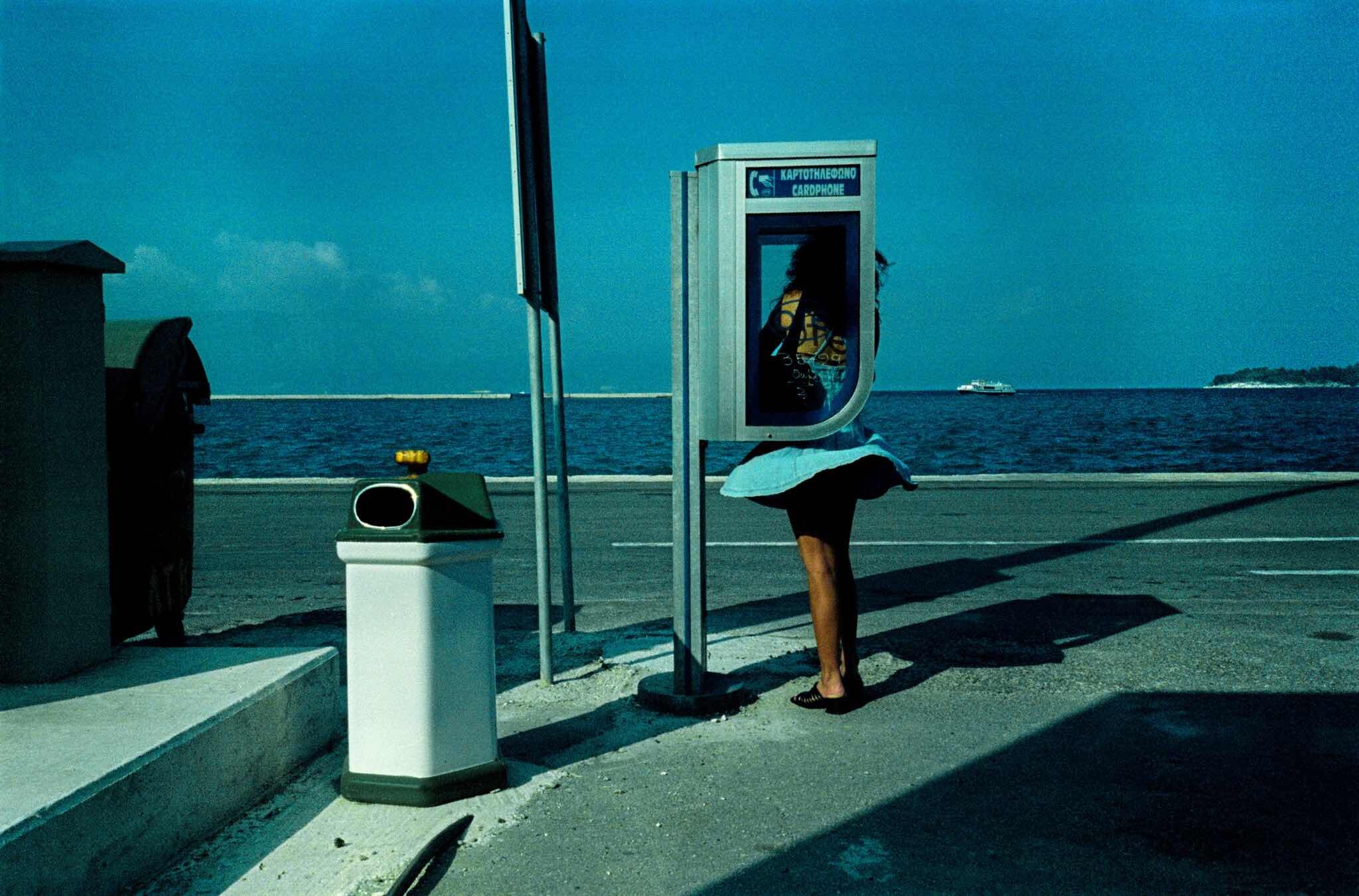 Проект Ежедневный отчет, Корфу, Греция, телефонная будка на берегу моря, октябрь, 1999 год. Фотограф Франк Хорват