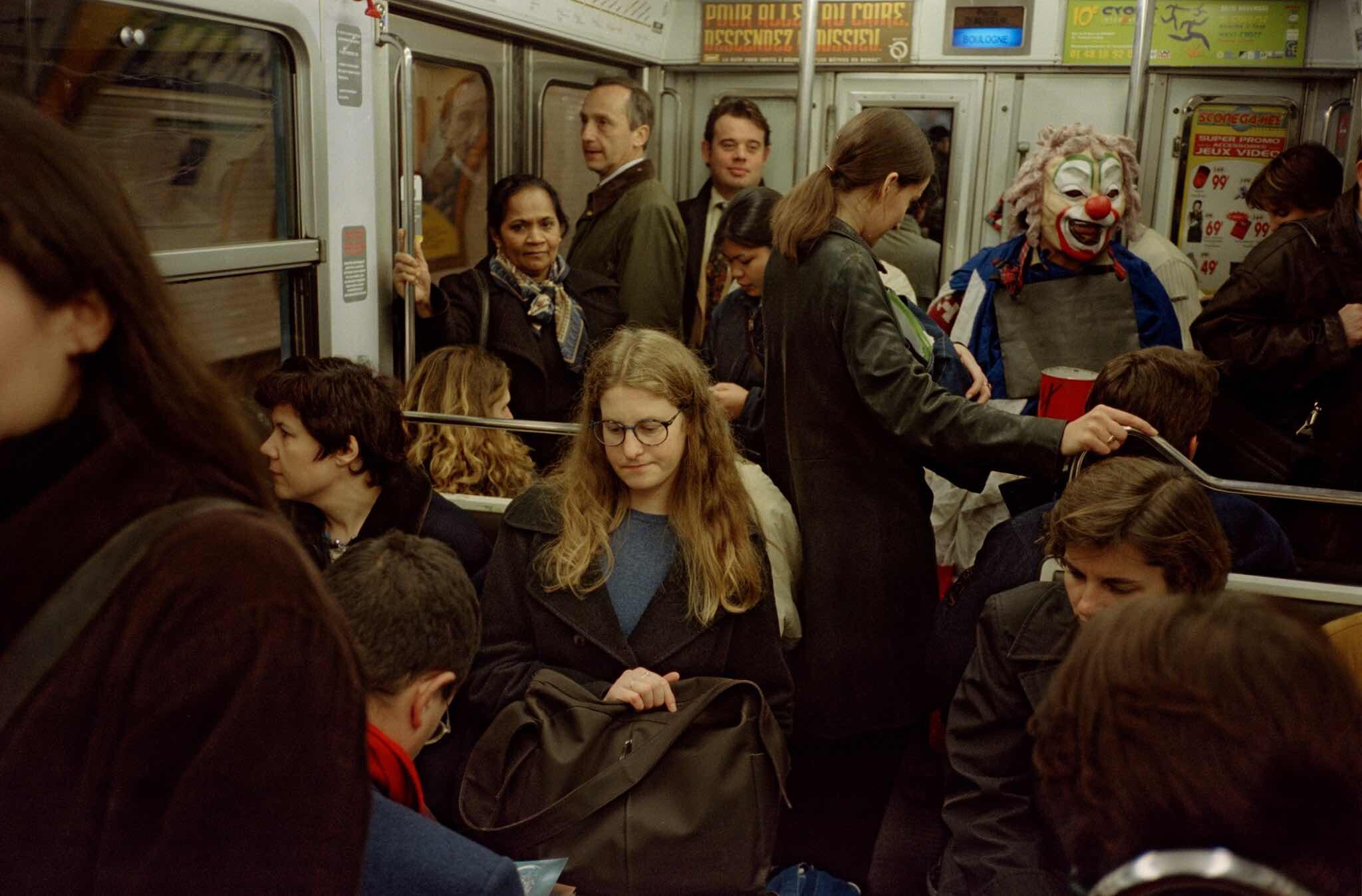 Проект Ежедневный отчет, Париж, сцена в метро с человеком в маске, ноябрь, 1999 год. Фотограф Франк Хорват