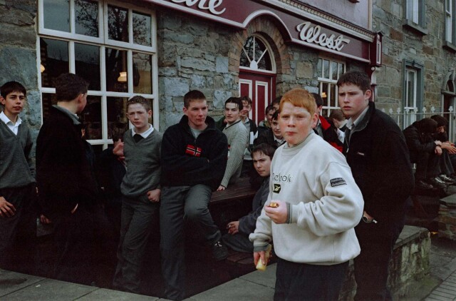 Проект «Ежедневный отчет», Уэстпорт, Ирландия, школьники, ноябрь, 1999 год. Фотограф Франк Хорват