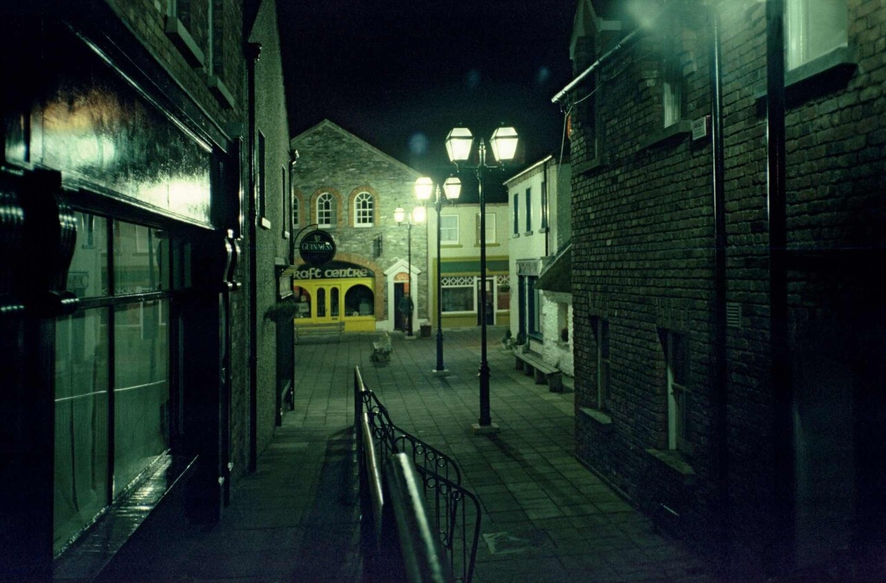 Проект «Ежедневный отчет», Лондондерри, Северная Ирландия, ночная сцена, ноябрь, 1999 год. Фотограф Франк Хорват