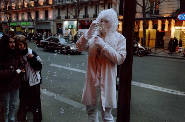 Проект «Ежедневный отчет», Париж, уличное шоу перед универмагом, декабрь, 1999 год. Фотограф Франк Хорват