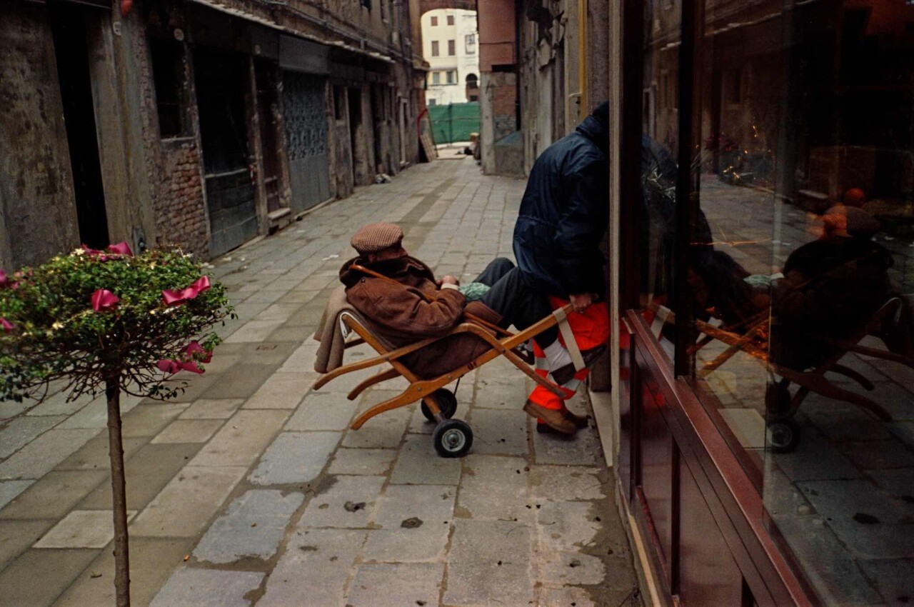 Проект «Ежедневный отчет», Венеция, Италия, перевозка больного человека, декабрь, 1999 год. Фотограф Франк Хорват
