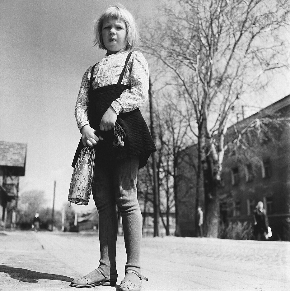 Вильнюс, Девочка с молочными бутылками, 1970 год, фотограф Антанас Суткус