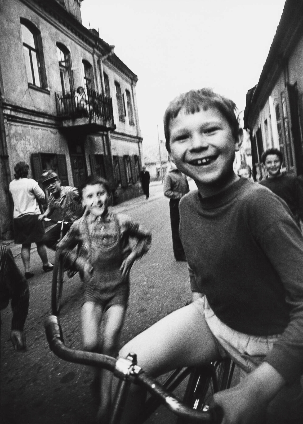 Вильнюс, Мальчик в старом городе, 1970 год, фотограф Антанас Суткус