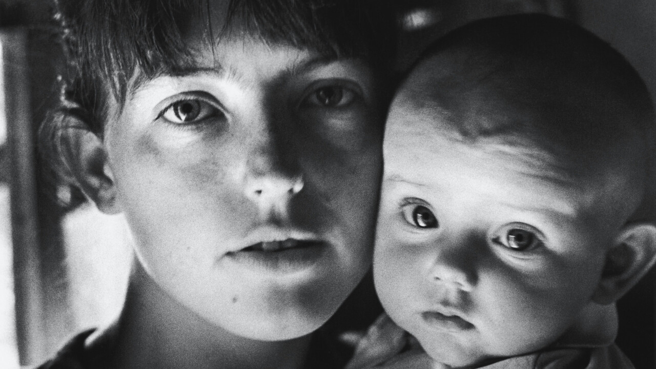 Виола с дочерью, Зарасай, 1968 год, фотограф Антанас Суткус