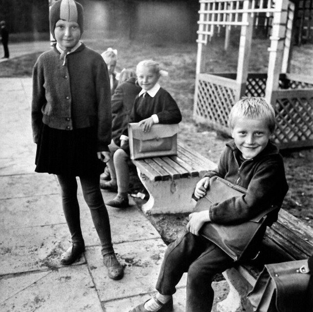 Сельские дети, ждущие школьного автобуса, 1965 год, фотограф Антанас Суткус