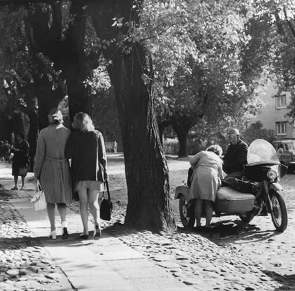 Вильнюс, «Собираясь в дорогу на мотоцикле», 1963 год, фотограф Антанас Суткус