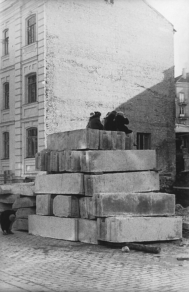 Вильнюс, Дети на блоках, 1964 год, фотограф Антанас Суткус