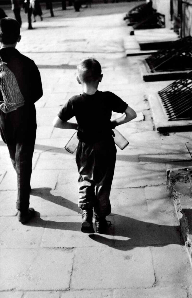 Вильнюс, Мальчик с пустыми бутылками, 1963 год, фотограф Антанас Суткус