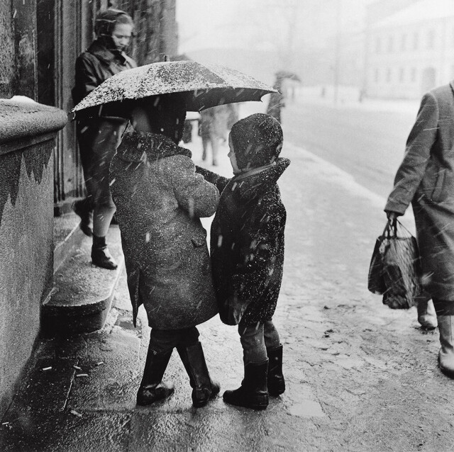 Вильнюс, Мокрый снег, Дети под зонтом, 1963 год, фотограф Антанас Суткус