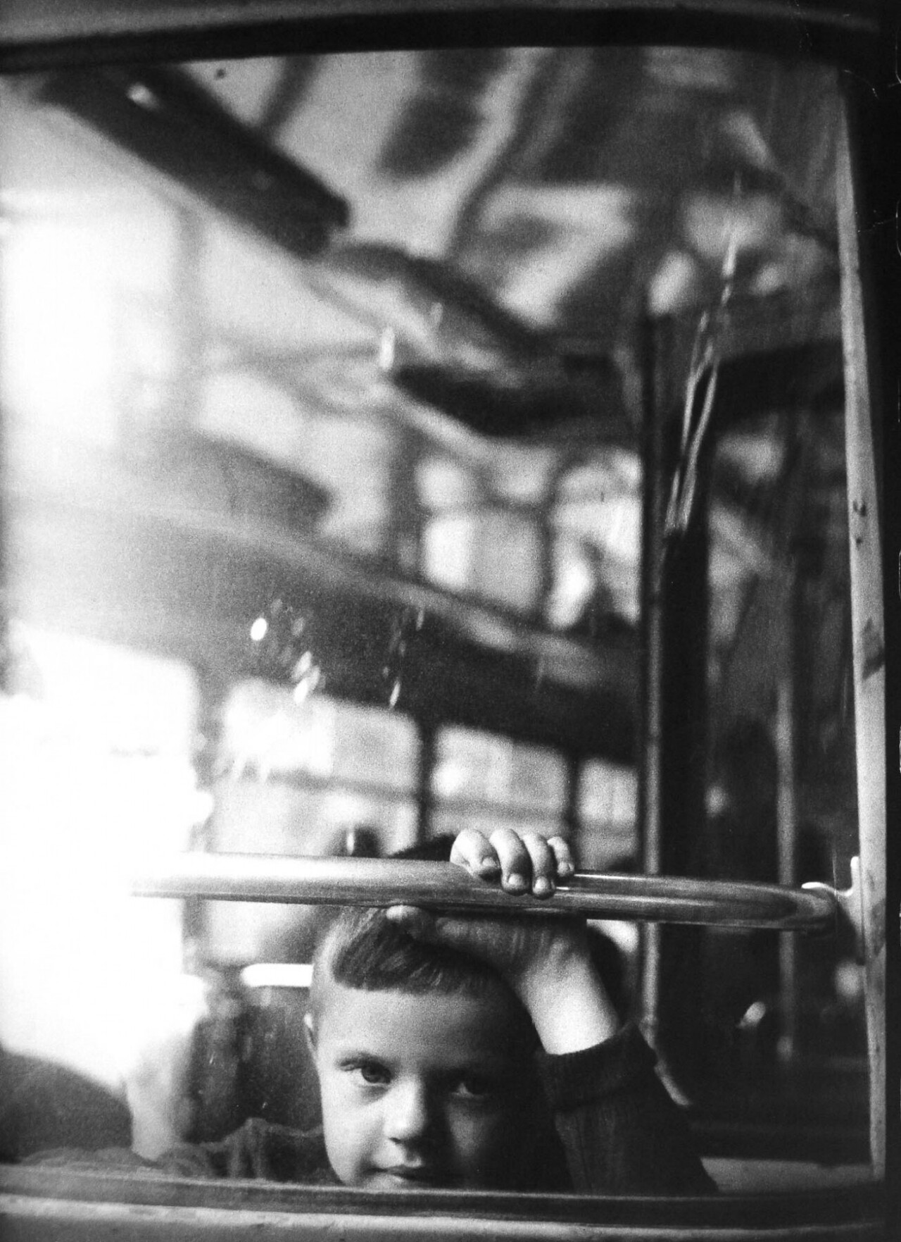 Мальчик в автобусе, 1962 год, фотограф Антанас Суткус