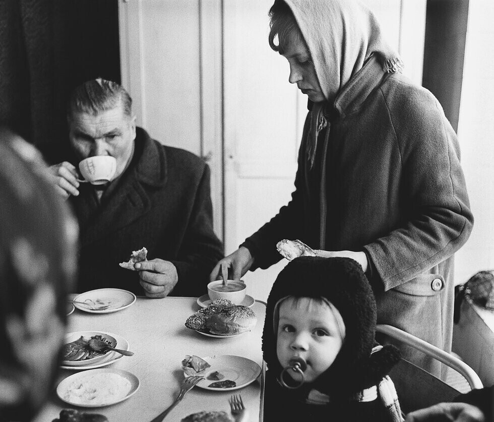 Семья в столовой, Йонава, 1960 год, фотограф Антанас Суткус