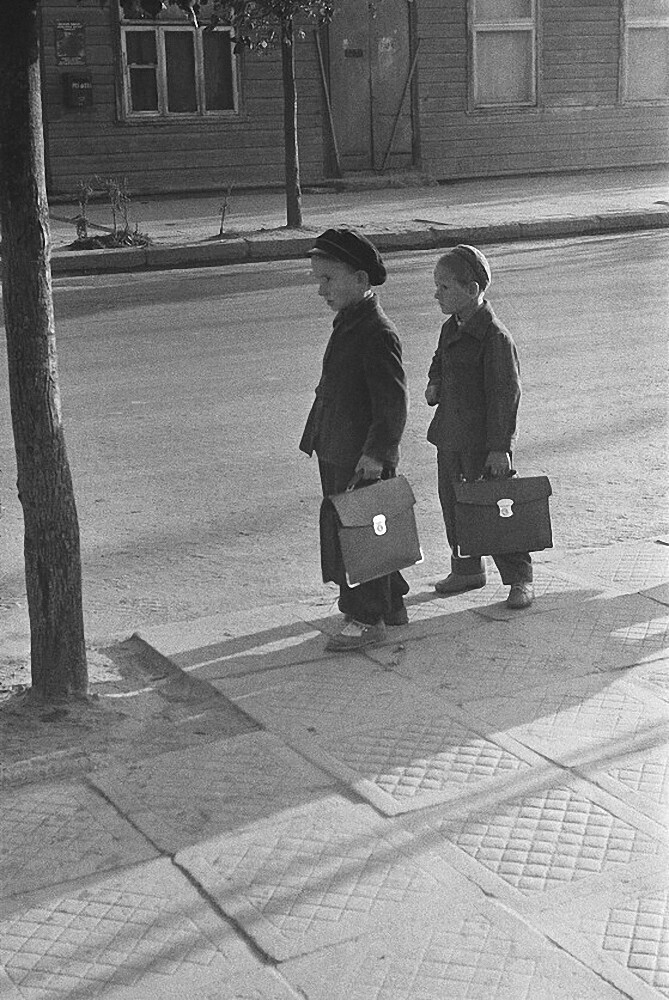 Мальчики с портфелями, Игналина, 1964 год, фотограф Антанас Суткус