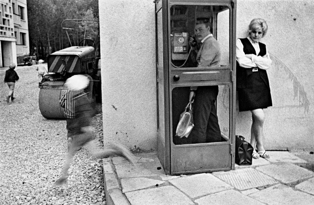 Мужчина в телефонной будке, Вильнюс, 1964 год. Фотограф Анатанас Суткус
